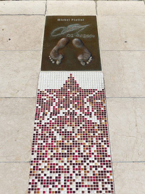 以压倒性的 以压倒性的